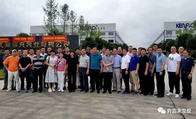 与会人员在遵义青岛德宇现代物流服务有限公司有限公司大门口合影留念